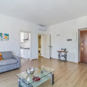 Apartment Domusmi Benedetto Marcello-28, Milan