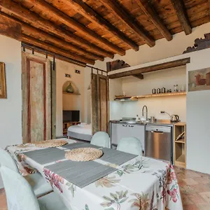 Apartment Porta Garibaldi Antique Charm, Milan